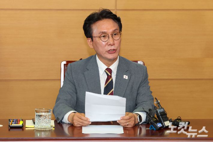 김민석 국무총리 후보자가 10일 오전 서울 종로구 통의동 금융감독연수원에 마련된 청문회 준비단 사무실에서 기자간담회를 하고 있다. 류영주 기자