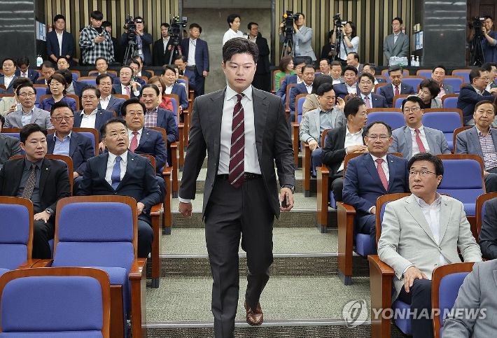 (서울=연합뉴스) 류영석 기자 = 국민의힘 김용태 비상대책위원장이 지난 5일 서울 여의도 국회에서 열린 의원총회에 참석하고 있다. 2025.6.5 ondol@yna.co.kr 연합뉴스