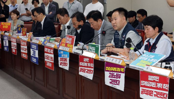 최저임금위원회 근로자위원인 정문주 한국노총 중앙연구원장(오른쪽 두 번째)이 10일 정부세종청사에서 열린 최저임금위원회 제4차 전원회의에서 인사말을 하고 있다. 연합뉴스