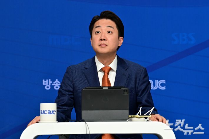 개혁신당 이준석 대선 후보가 지난달 26일 서울 양천구 한국방송회관에서 열린 한국방송기자클럽 초청 토론회에서 방송 시작을 기다리고 있다. 윤창원 기자