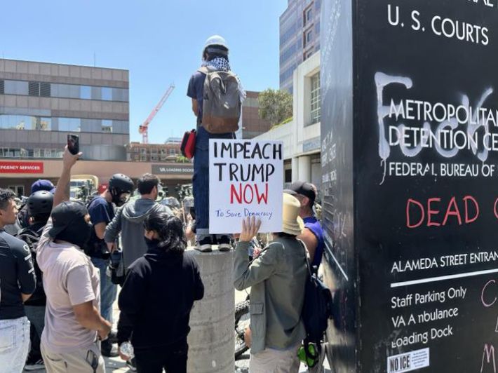 LA 도심 구금시설 앞에서 불법이민 단속에 항의하는 시위대     (로스앤젤레스=연합뉴스) 임미나 특파원 = 8일(현지시간) 미국 로스앤젤레스(LA) 도심의 연방 구금시설인 '메트로폴리탄 디텐션 센터'(Metropolitan Detention Center) 앞에서 시위 중인 사람들. 이들은 미 이민세관단속국(ICE)의 대대적인 불법 이민자 단속에 반발하는 시위를 사흘째 벌이고 있다. 2025.6.9     mina@yna.co.kr (끝)   <저작권자(c) 연합뉴스, 무단 전재-재배포, AI 학습 및 활용 금지> 연합뉴스