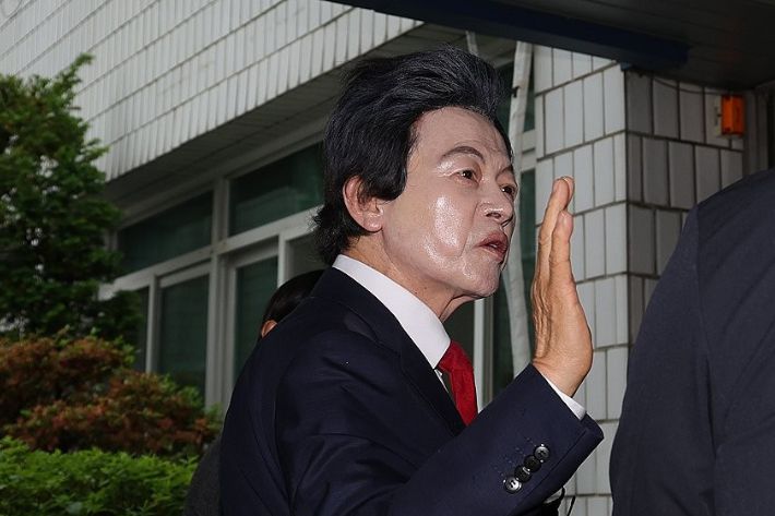 지난달 16일 오후 경기도 의정부시 가능동 의정부지방법원에서 사기와 정치자금법 위반, 준강제추행 등의 혐의를 받는 허경영 국가혁명당 명예대표가 구속 전 피의자심문에 앞서 취재진 질문에 답변하고 있다. 연합뉴스