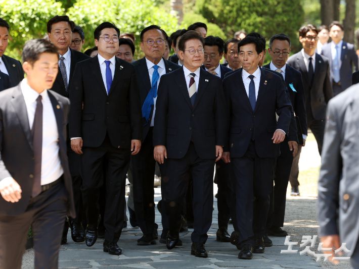 이재명 대통령이 4일 서울 여의도 국회 로텐더홀에서 취임 선서를 마친 뒤 우원식 국회의장 및 여야 6당 대표와 오찬을 위해 박찬대(왼쪽) 더불어민주당 대표 직무대행과 김민기 국회 사무총장과 함께 사랑재로 이동하고 있다. 윤창원 기자