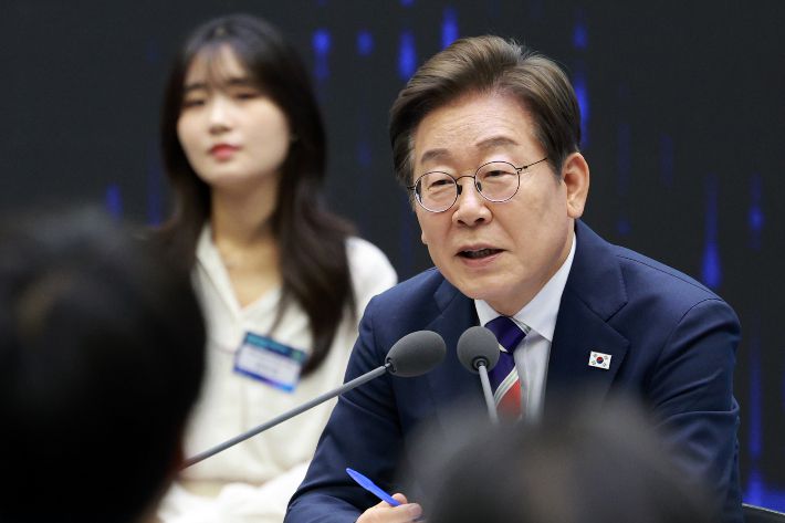 이재명 대통령이 11일 서울 영등포구 한국거래소에서 열린 주식시장 불공정거래 근절을 위한 현장 간담회에서 참석자 질문에 답하고 있다. 연합뉴스