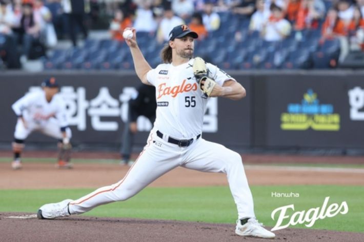 10일 두산과 홈 경기에 선발 등판해 역투하는 와이스. 한화 이글스