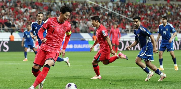 10일 서울월드컵경기장에서 열린 2026 북중미 월드컵 아시아 3차 예선 최종전 한국과 쿠웨이트의 경기. 한국 손흥민이 드리블을 하고 있다. 연합뉴스