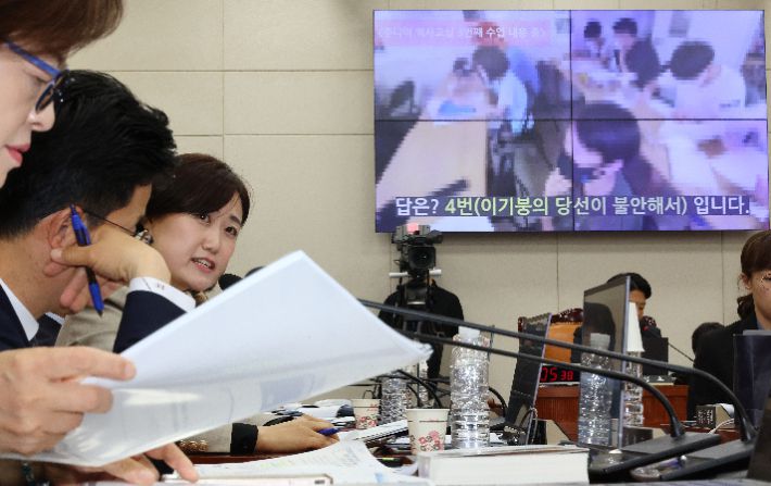 더불어민주당 백승아 의원이 11일 서울 여의도 국회에서 열린 교육위원회 전체회의에서 보수 성향 단체 '리박스쿨' 교육 내용과 관련해 오석환 교육부 차관에게 질의하고 있다. 연합뉴스