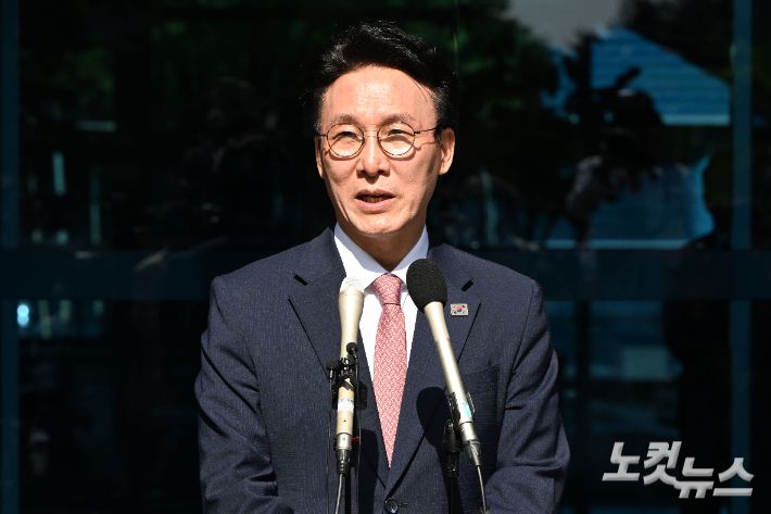 이재명 정부 첫 국무총리 후보로 지명된 김민석 더불어민주당 최고위원이 5일 오전 서울 종로구 통의동 금융감독원 연수원에 마련된 인사청문회 준비 사무실로 첫 출근을 하고 있다. 류영주 기자