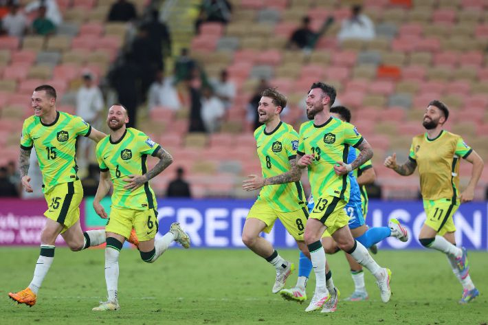 사우디를 꺾고 북중미 월드컵 본선 진출을 확정한 뒤 기뻐하는 호주 축구대표팀 선수들. 연합뉴스