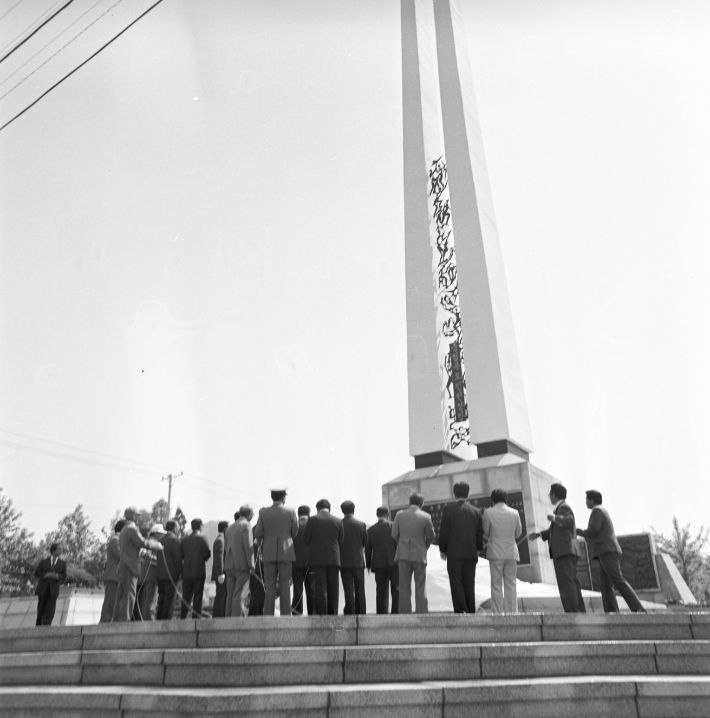 지난 1979년 충북도민헌장탑 제막식. 충북도 제공