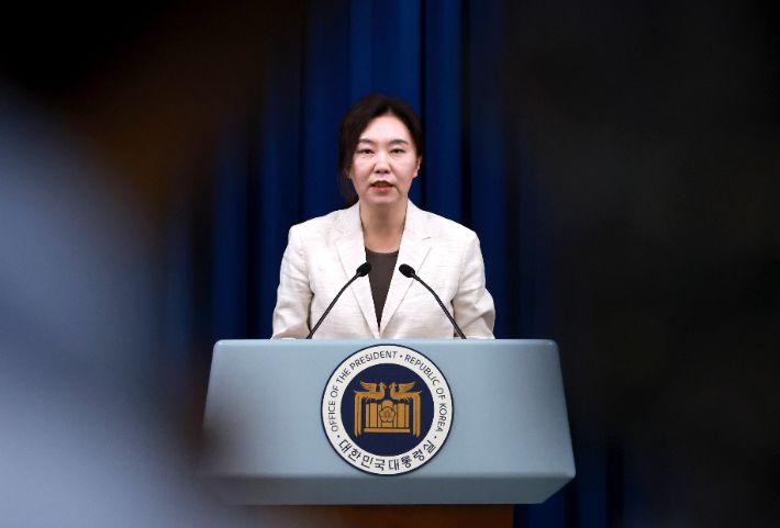 강유정 대통령실 대변인이 10일 서울 용산 대통령실 청사에서 '국민추천제' 등 현안 관련 브리핑을 하고 있다. 연합뉴스
