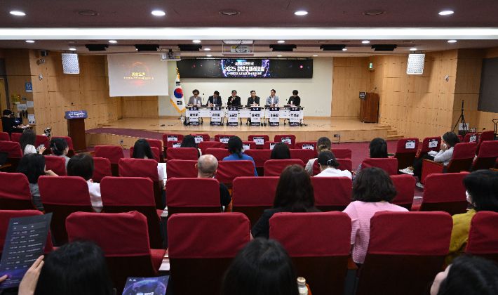 12일 오후 서울 여의도 국회 의원회관에서 열린 2025 콘텐츠미래포럼 'K-콘텐츠와 스포츠 미디어 산업의 미래'에서 종합토론이 진행되고 있다. 류영주 기자