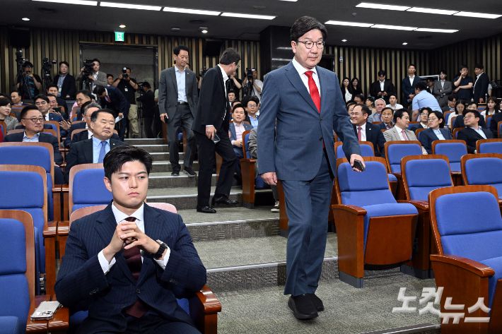 원내대표직 사퇴 의사를 밝힌 국민의힘 권성동 원내대표가 지난 9일 서울 여의도 국회에서 열린 의원총회에 참석하고 있다. 왼쪽은 김용태 비상대책위원장. 윤창원 기자