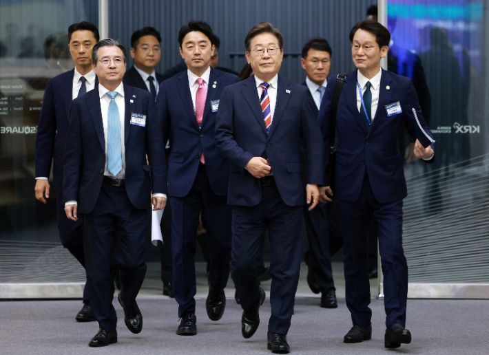 이재명 대통령이 11일 서울 영등포구 한국거래소에서 열린 주식시장 불공정거래 근절을 위한 현장 간담회에 입장하고 있다. 연합뉴스