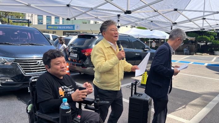 11일 전남장애인차별철폐연대를 비롯한 12개 시민단체는 전남 영광군청 앞에서 기자회견을 열고 철저한 실태조사를 촉구했다. 왼쪽부터 이창준 전남장애인차별철폐연대 집행위원장, 장세일 영광군수. 전남장애인차별철폐연대 제공