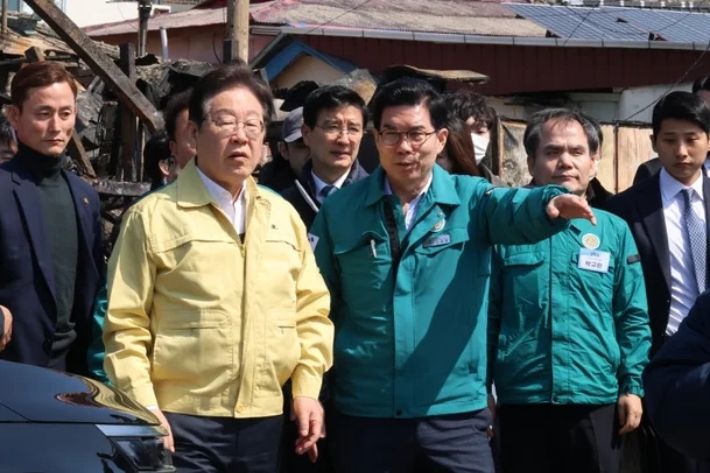 지난 3월 29일 경북 영덕군 산불현장에 동행한 민주당 의원을 비롯해 지방자치단체장 등 공무원들도 청록색 민방위복을 착용했지만, 이 대통령만은 노란색 민방위복을 입었다. 연합뉴스