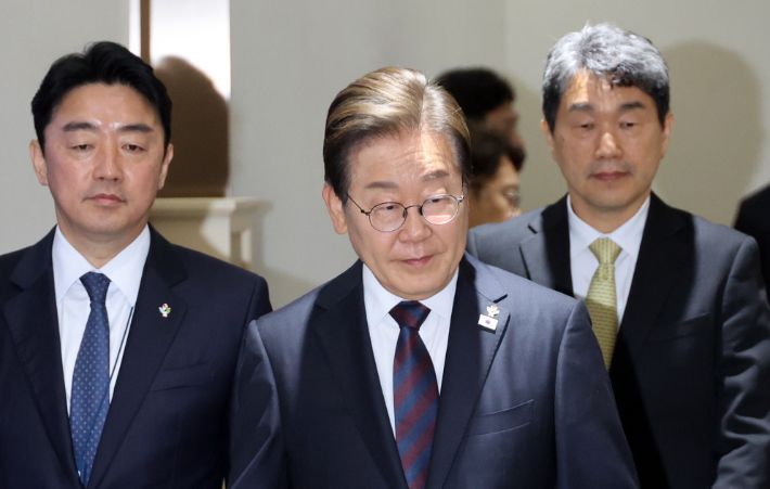 이재명 대통령이 10일 서울 용산 대통령실에서 국무회의에 입장하고 있다. 연합뉴스