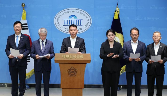 더불어민주당 장경태(왼쪽부터)·민형배·김용민·강준현·김문수 의원이 11일 서울 여의도 국회 소통관에서 검찰청법 폐지법안, 공소청 신설법안 등 검찰개혁을 위해 발의한 법안들에 대해 설명하고 있다. 연합뉴스