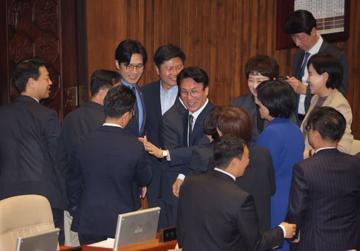 더불어민주당 소속 김민석 국무총리 후보자가 5일 국회에서 열린 본회의에 의원 신분으로 참석해 의원들과 인사를 나누고 있다. 연합뉴스