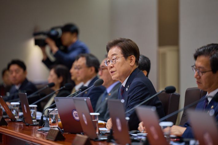 이재명 대통령이 10일 서울 용산 대통령실에서 국무회의를 주재하고 있다. 대통령실 제공