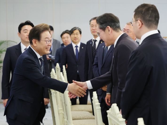 이재명 대통령이 13일 서울 용산 대통령실에서 열린 6경제단체·기업인 간담회에서 이재용 삼성전자 회장과 악수하고 있다. 연합뉴스