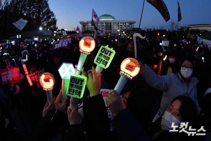 윤석열 대통령 탄핵소추안이 가결된 지난 2024년 12월 14일 서울 여의도 국회 앞에서 열린 촛불집회에 참석한 시민들이 탄핵이 가결되자 환호하고 있다. 류영주 기자