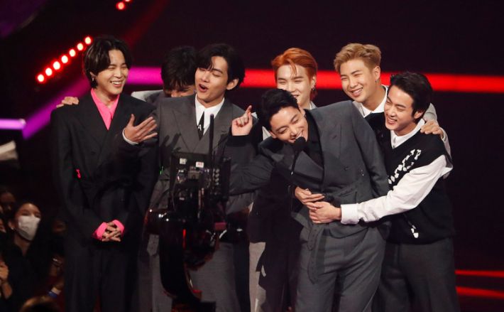 2021 아메리칸 뮤직 어워드에서 '올해의 아티스트상' 수상한 BTS. 연합뉴스