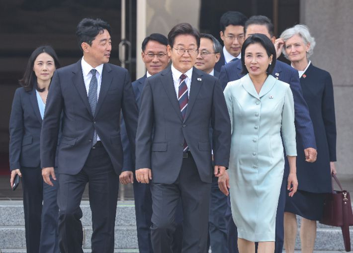 주요 7개국(G7) 정상회의에 참석하는 이재명 대통령이 김혜경 여사와 16일 성남 서울공항에서 공군 1호기로 향하고 있다. 연합뉴스