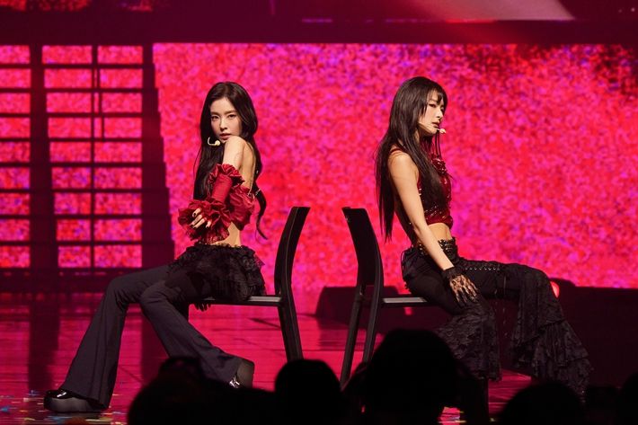 아이린&슬기는 11년 전 루키즈 시절 퍼포먼스 영상으로 공개한 '비 내추럴' 무대를 콘서트에서 선보였다. SM엔터테인먼트 제공