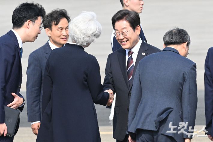 이재명 대통령이 캐나다에서 열리는 주요7개국(G7) 정상회의 참석을 위해 16일 오후 경기도 성남 서울공항을 통해 출국하기 전 타마라 모휘니 주한캐나다 대사와 이야기를 나누고 있다. 취임 12일 만의 첫 해외 방문에 나서는 이 대통령은 의장국인 캐나다의 공식 초청에 따라 옵서버(참관국) 자격으로 G7 정상회의에 참석한다. 류영주 기자