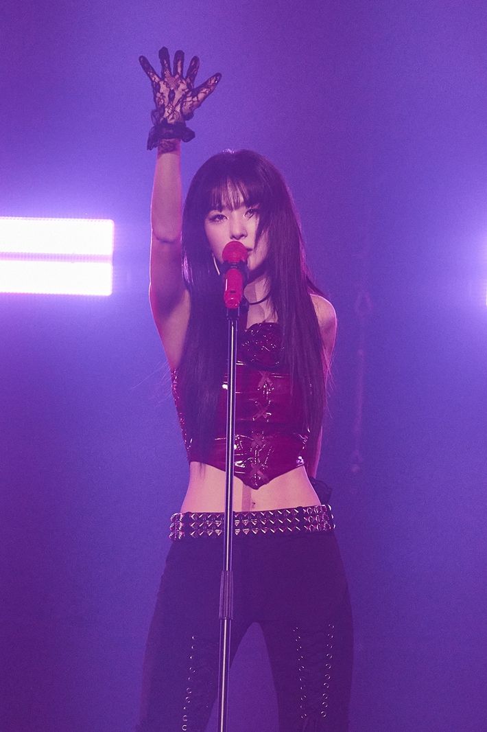 슬기가 솔로 구간에서 '데드 맨 러닝' 무대를 하는 모습. SM엔터테인먼트 제공