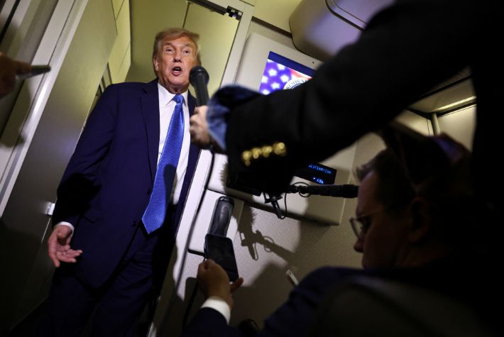 에어포스원 전용기에서 취재진과 문답하는 트럼프. 연합뉴스