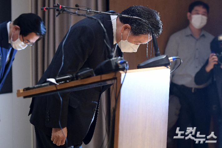 지난 2022년 허영인 SPC그룹 회장이 SPC 본사에서 평택 SPC 계열사 SPL의 제빵공장 사망 사고 관련 대국민 사과를 하고 있는 모습. 박종민 기자