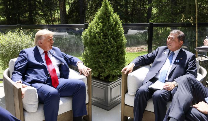 도널드 트럼프 미국 대통령과 이시바 시게루 일본 총리가 16일(현지시간) 주요 7개국(G7) 정상회의를 계기로 캐나다 캐내내스키스에서 회담하고 있다. 일본 내각 홍보실 제공