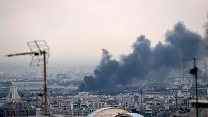 16일(현지시간) 이란 수도 테헤란 시내 국영 IRIB 방송국 본사를 겨냥한 이스라엘군의 공습으로 연기가 치솟는 모습. 연합뉴스
