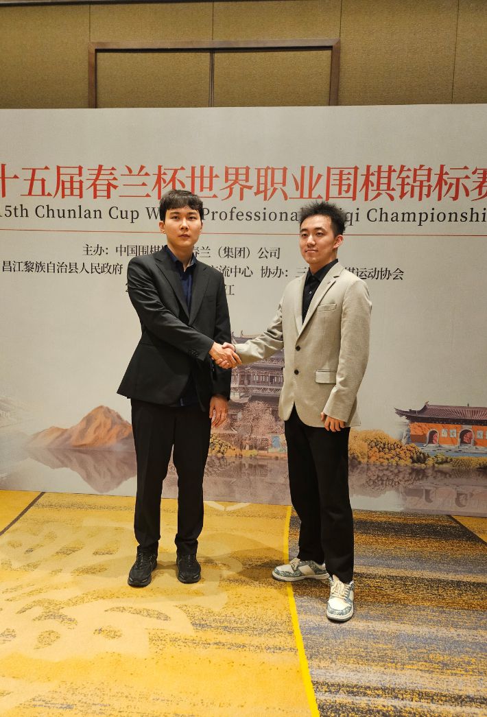 박정환 9단(사진 왼쪽)이 '제15회 춘란배 세계프로바둑 선수권대회' 결승에서 중국 랭킹 21위 양카이원 9단과 대국을 벌인다. 한국기원 제공