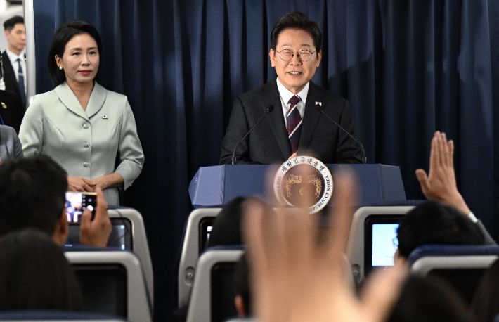 이재명 대통령, 기내 기자간담회. 연합뉴스