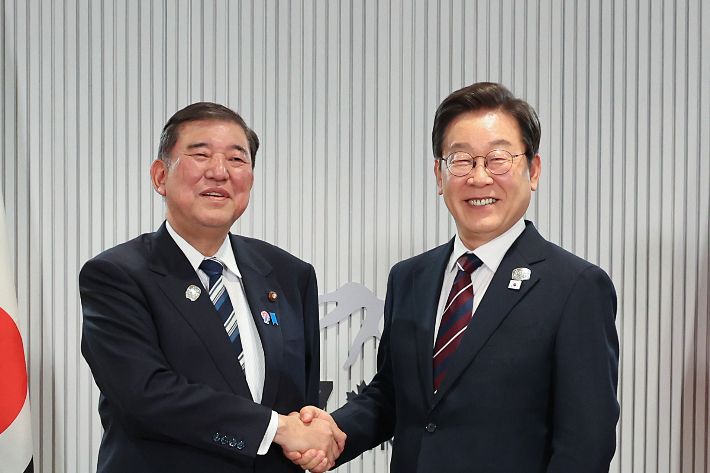 이재명 대통령이 17일(현지시간) 캐나다 앨버타주 캐내내스키스 주요 7개국(G7) 정상회의장에서 열린 한일 정상회담에서 이시바 시게루 일본 총리와 악수하며 기념촬영을 하고 있다. 연합뉴스