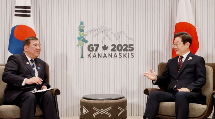 이재명 대통령이 17일(현지시간) 캐나다 앨버타주 캐내내스키스 주요 7개국(G7) 정상회의장에서 이시바 시게루 일본 총리와 한일 정상회담을 하고 있다. 연합뉴스