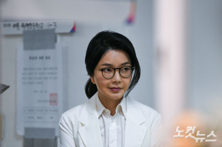 윤석열 전 대통령의 부인 김건희 여사가 3일 서울 서초구 원명초등학교에 마련된 서초구 제3투표소에서 투표를 하기 위해 줄을 서 있다. 박종민 기자