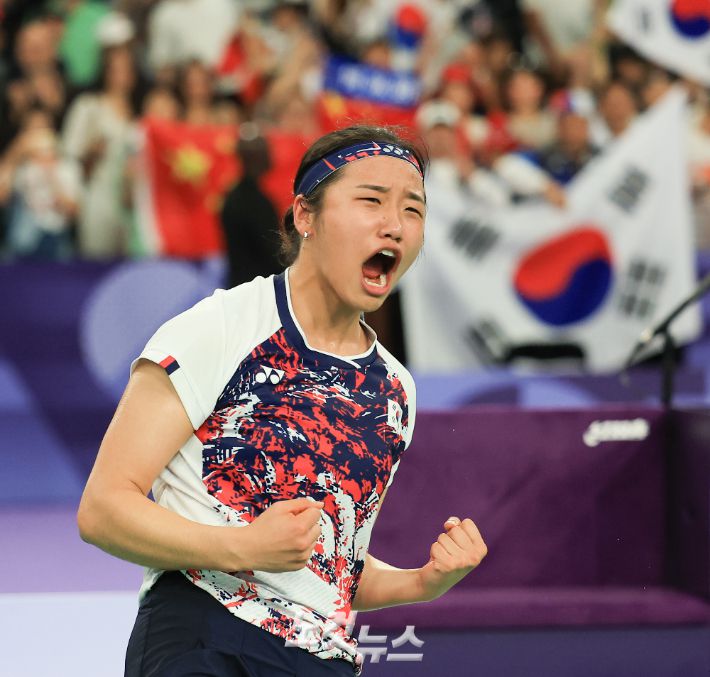 안세영이 한국 배드민턴 사상 최고 대우로 개인 후원을 받을 전망이다. 사진은 지난해 파리올림픽 여자 단식 금메달을 따낸 뒤 환호하는 모습. 2024.8.5 파리= 올림픽사진공동취재단/KO 황진환 기자