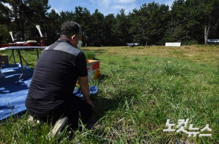 '소년판 삼청교육대'로 불려온 선감학원의 인권 침해 사건에 대한 진실을 규명하기 위해 유해 시굴이 시작된 지난 2022년 9월 26일 경기도 안산 단원구 선감동 희생자 유해매장 추정지에서 한 피해 생존자가 눈물을 흘리고 있다. 황진환 기자