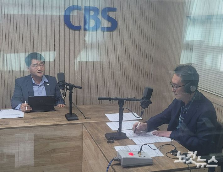 왼쪽부터 이범찬 충청북도 회계과장, 김종현 앵커. 충북CBS