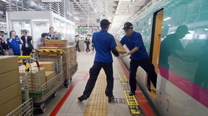 10일 일본 북동부 센다이의 센다이역에서 비축된 쌀이 신칸센 초고속 열차에 싣고 있다. 연합뉴스