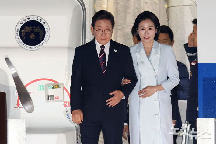 이재명 대통령과 부인 김혜경 여사가 캐나다에서 열린 주요7개국(G7) 정상회의 참석을 마친 후 19일 새벽 경기도 성남 서울공항을 통해 귀국하고 있다.   이 대통령은 캐나다에서 열린 G7 정상회의에 초청국 자격으로 참석해 이틀간 9개국과 회담을 가졌다. 류영주 기자