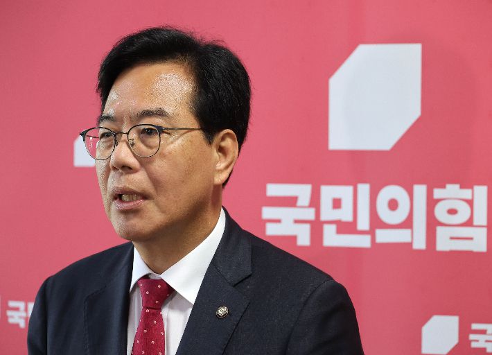 국민의힘 송언석 원내대표가 18일 국회 원내대표실에서 당 3선, 4선 의원들과 간담회를 마친 뒤 발언하고 있다. 연합뉴스