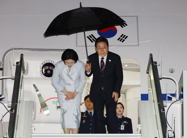 이재명 대통령 부부, G7 일정 마치고 귀국. 연합뉴스