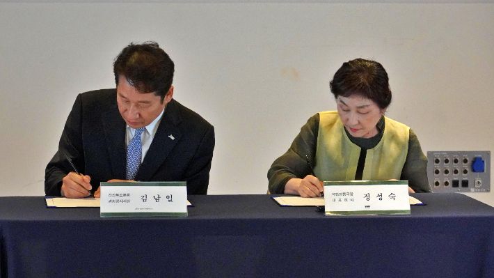 경북문화관광공사 김남일 사장과 정동극장 정성숙 대표가 업무협약을 맺고 있다. 경북문화관광공사 제공