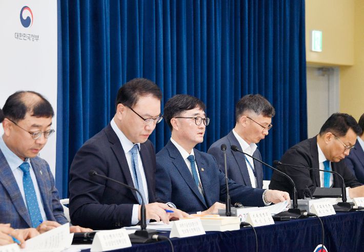 기획재정부 임기근 2차관이 6월 18일 오후 정부세종청사 중앙동에서 열린 '새정부 추가경정예산안 상세 브리핑'에서 주요내용을 발표하고 있다. 기획재정부 제공