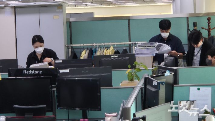 광주경찰청이 지난 5일 설계 공모 당선작 선정 과정에서 특혜 의혹이 일고 있는 광주시 관련부서를 압수수색하고 있다. 조시영 기자